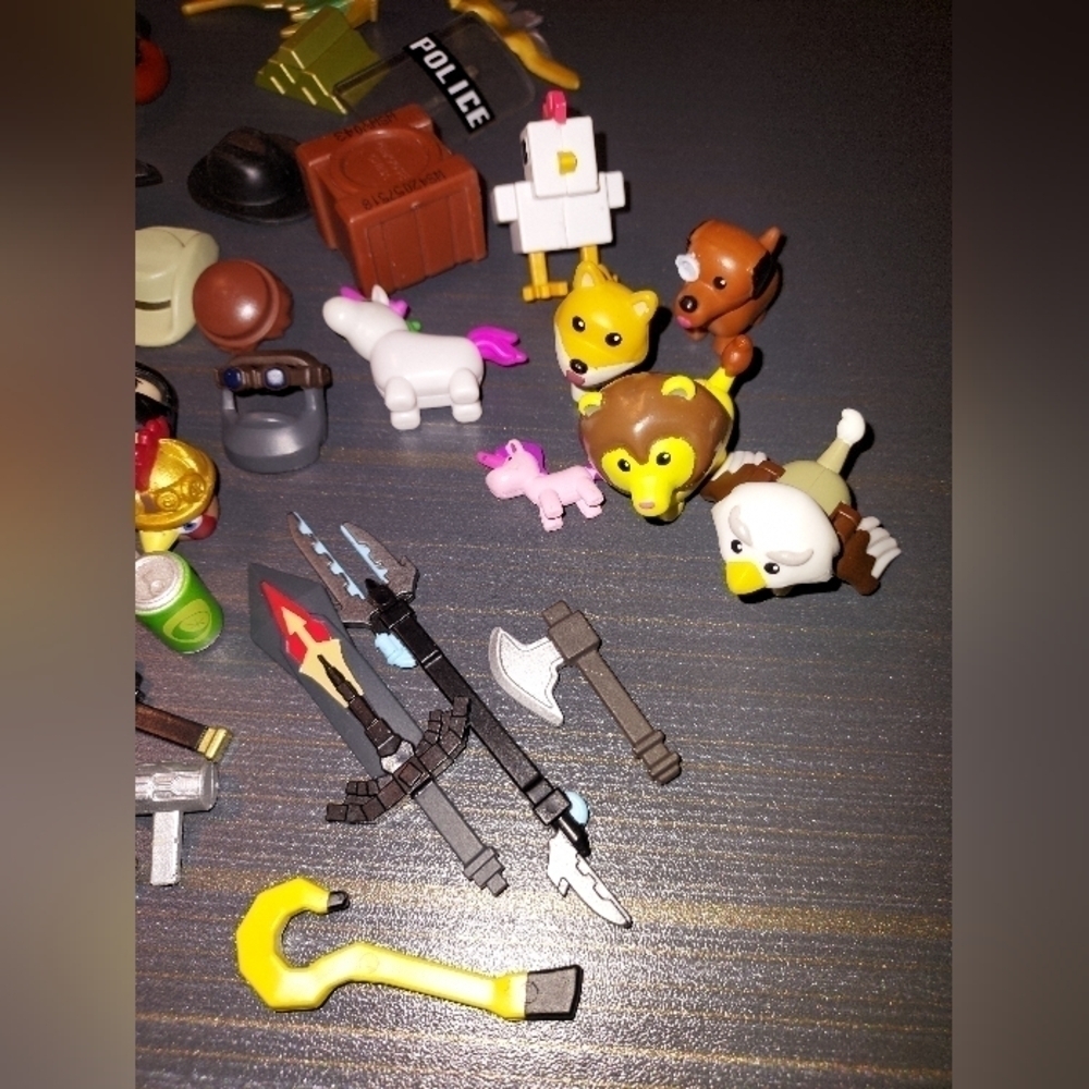 Roblox and Playmobil accessories lot - Picture 4 of 7